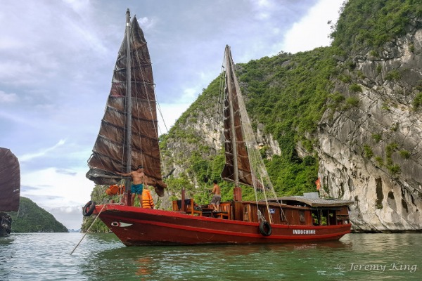 Deux jours de croisière insolite dans la baie de Lan Ha